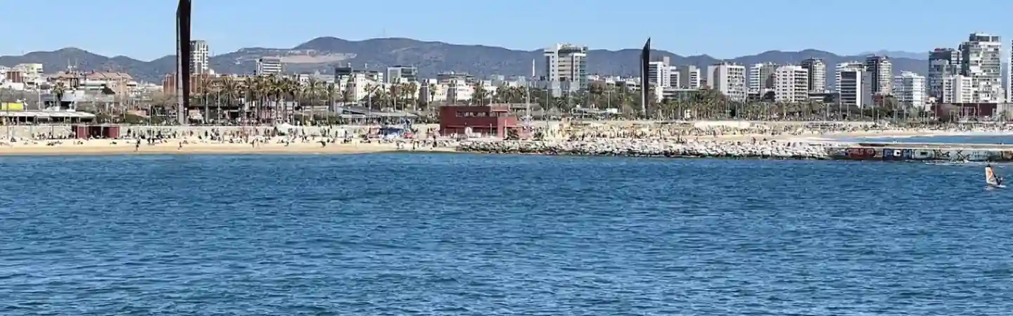 Plage et skyline du Port Olímpic à Barcelone, destination phare pour un EVG