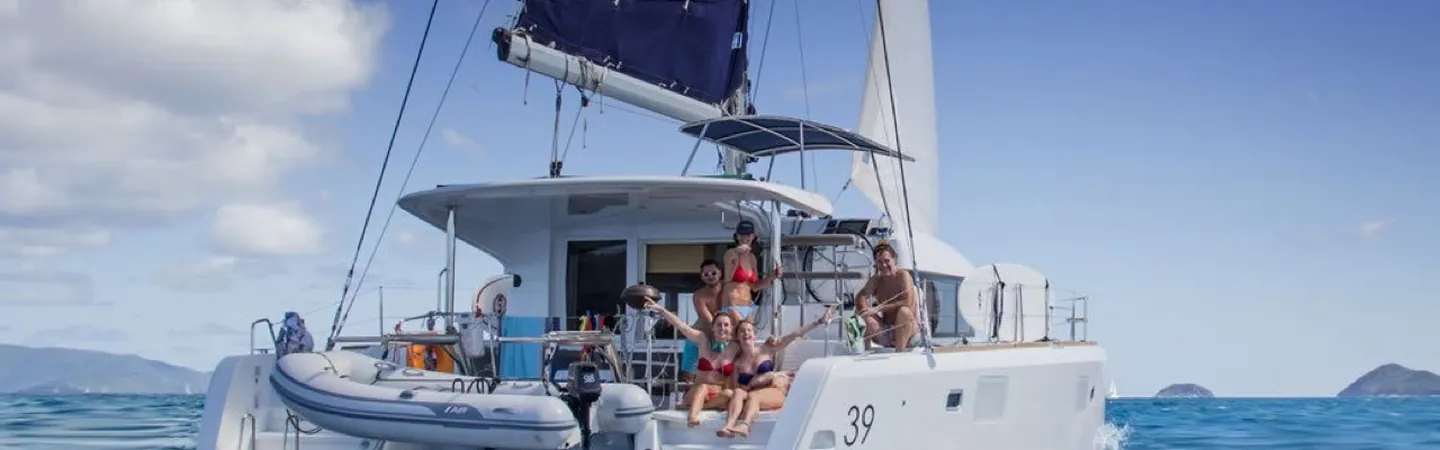Groupe sur un catamaran en mer, boat party d’un EVG